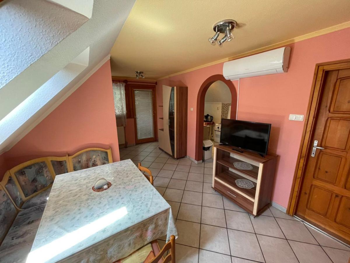 Csillam Vendeghaz Apartment ไฮจ์ดุสโซบอสโล ภายนอก รูปภาพ